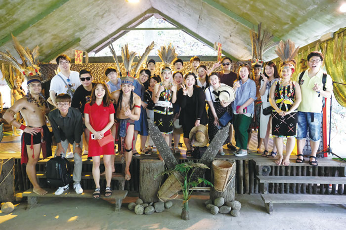 마리마리 컬처빌리지 민속공연팀과의 단체사진