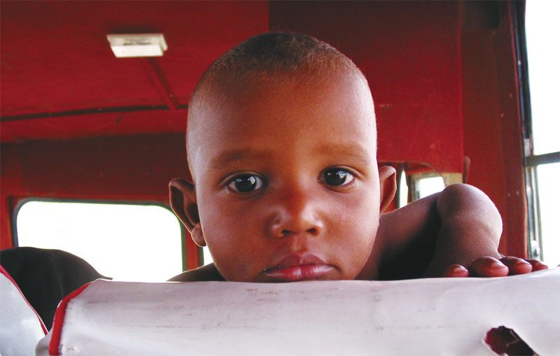 케냐 나이로비에서 마주친 아이, 낯선 동양인이 신기했던 모양