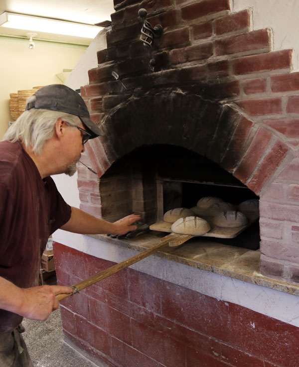 벽돌 오븐(Brick Oven)에 빵을 굽고 있는 더그 로렌스(Doug Lawrence)