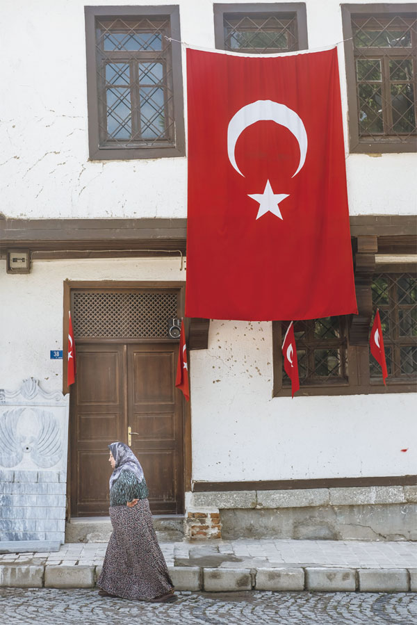아피온의 골목을 걸어가는 터키 여인