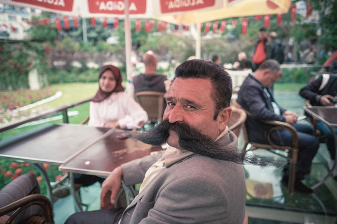 장미축제 기간 중 으스파르타 시내에서 만난 멋진 수염의 터키 아저씨