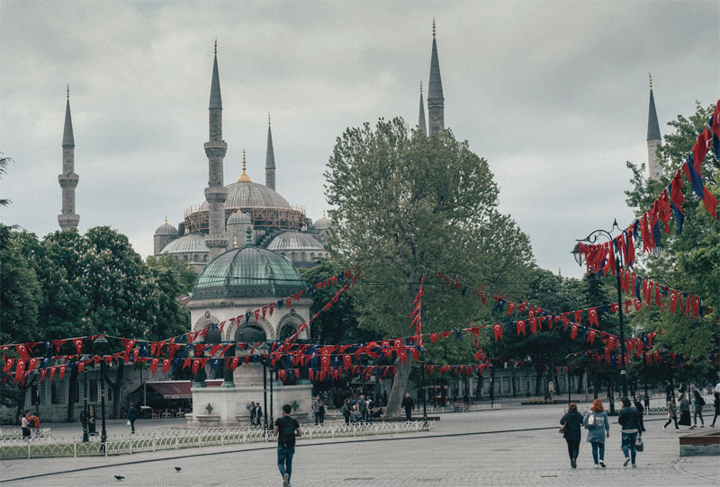이스탄불 거리. 아야 소피아 성당의 우뚝 솟은 첨탑이 바라보인다