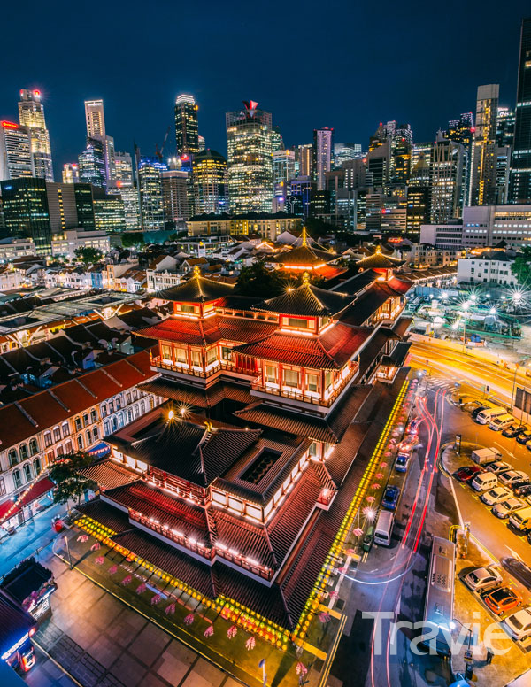 차이나 타운China Town의 밤, 불아사Budda Tooth Relic Temple. 중국인은 싱가포르의 전체 인구의 70% 이상을 차지한다