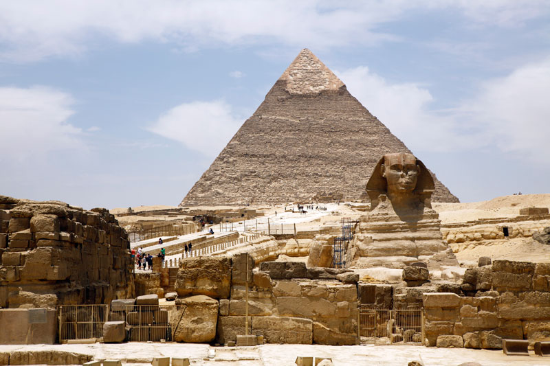 피라미드를 지키는 스핑크스와 그 뒤로 보이는 카프레의 피라미드