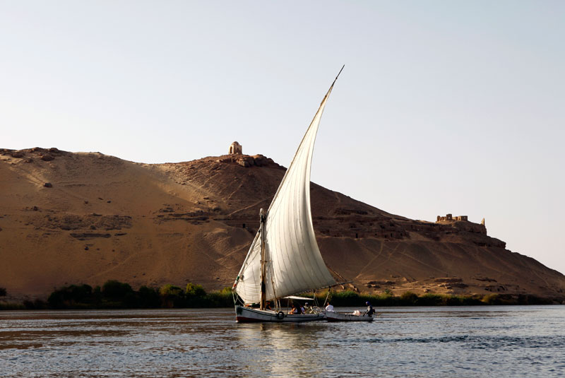 나무로 만든 이집트의 전통 배, 펠루카를 타고 아스완의 동안과 서안을 둘러보았다