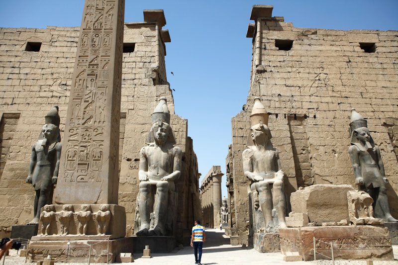 이집트 역사에서 가장 유명한 왕인 람세스 2세. 룩소르 신전 입구에는 원래 람세스 2세의 좌상 2개와 거상 4개가 세워져 있었다. 현재 복원을 거쳐 5개가 완성되어 있다