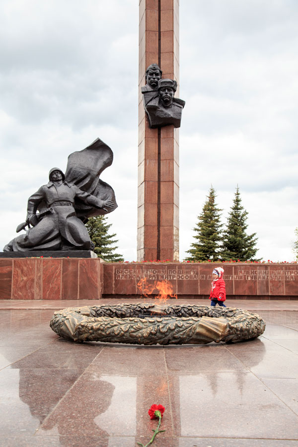 전쟁의 흔적이 묻어나는 2차 세계대전 승전 기념공원. 전쟁 영웅을 기리는 조각상 아래로 한 아이가 지나가고 있다. 영원히 타오르는 불꽃 앞에 놓인 꽃 한송이가 처연해 보인다