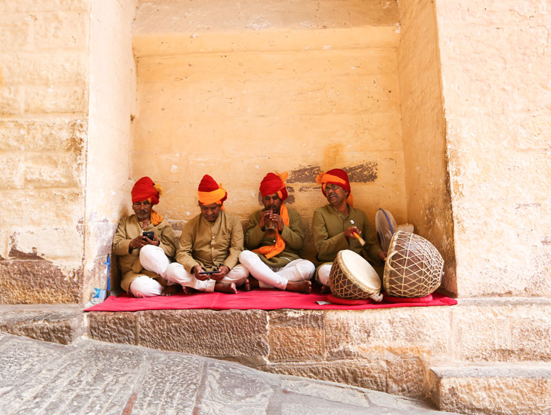 인도 전통 악기로 오가는 관광객의 흥을 돋우는 거리 연주자들