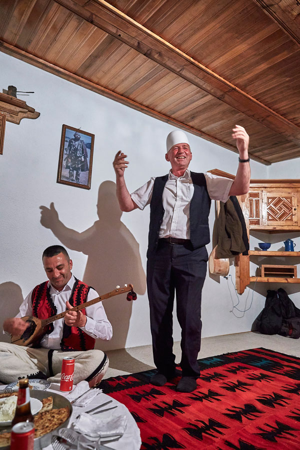 전통 가옥 쿨라에서 노래와 연주에 맞춰 춤을 추는 집주인 할아버지. 코소보에는 손님을 환대하는 정서가 강하게 남아 있다
