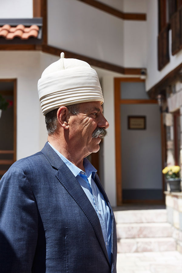 양모로 만든 모자 플리스를 쓰고 있는 자코바 주민. 흰색은 설산을 상징한다고 한다