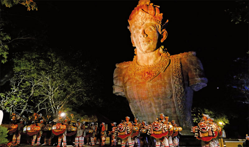 힌두의 섬인 발리의 가루다 파크에서 만난 거대한 비슈누상. 비슈누는 힌두의 3대 신의 하나로 세상을 보호하고 유지한다