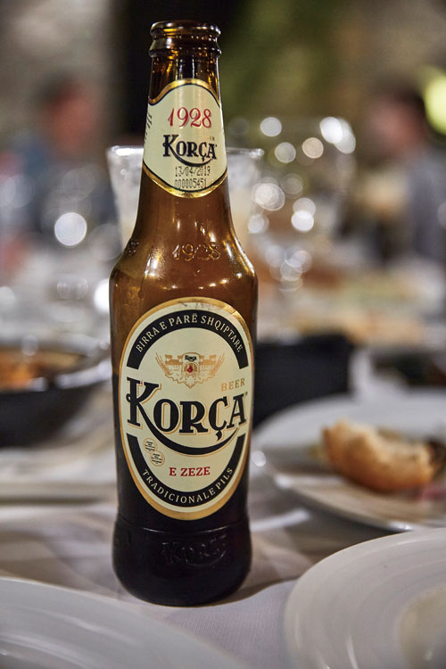 알바니아 사람들이 즐겨 마시는 국산 맥주 코르차
