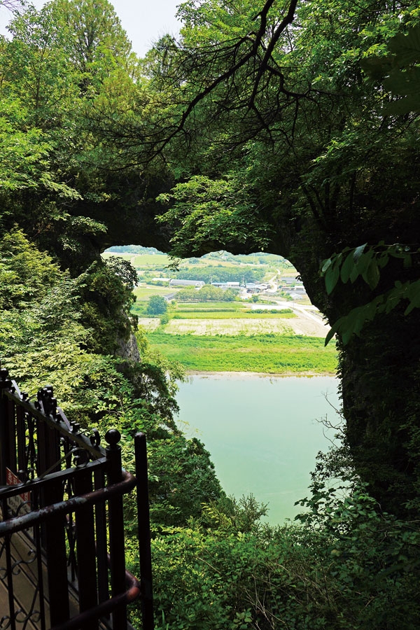 건너편 마을과 남한강의 모습을 담고 있는 단양 석문