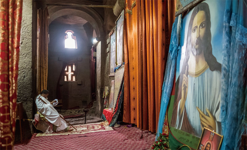 화려한 성화로 장식되어 있는 메드하네 알렘 교회 내부 모습