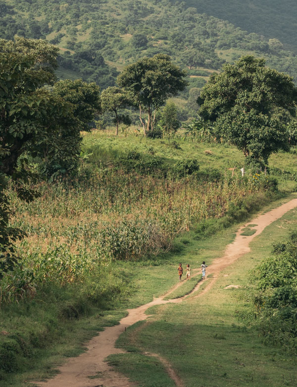 진카는 아프리카의 소수 부족을 만날 수 있는 곳이다. 아리족 마을로 가는 길