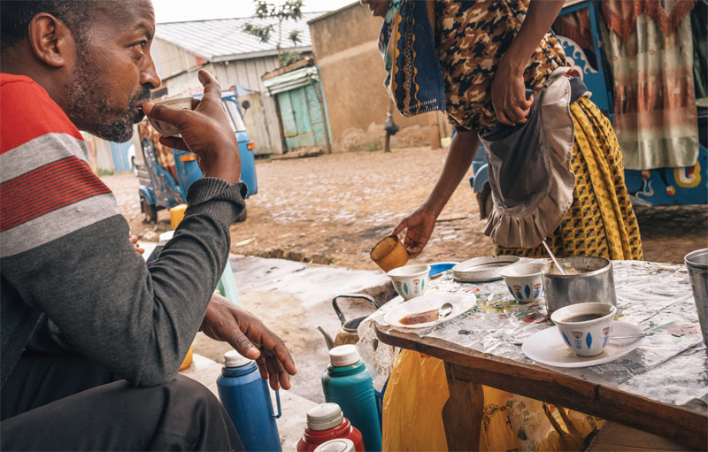 짐마 지역은 세계에서 커피를 가장 먼저 발견한 곳이다. 길 곳곳에 노천카페가 있다. 이곳에서 마시는 커피는 한 잔에 약 120원 정도다