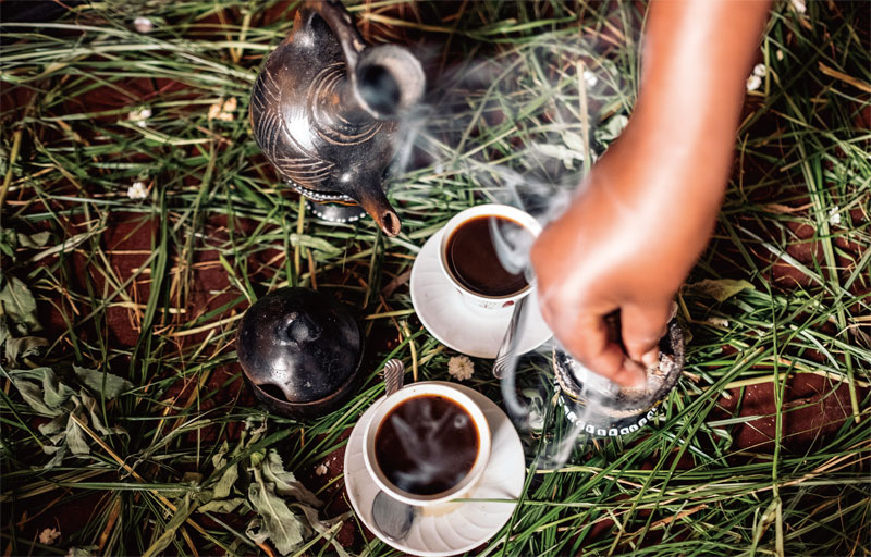 에티오피아의 커피 세리머니. 커피를 직접 볶고 끓여서 ‘시니’라는 잔에 따라 준다