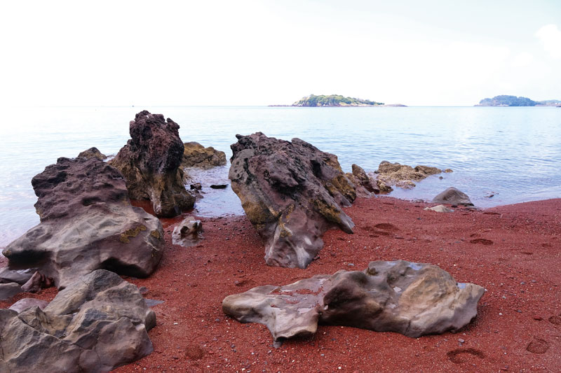 파란 바다에 붉은 자갈과 모래가 도드라지는 아카하마해변