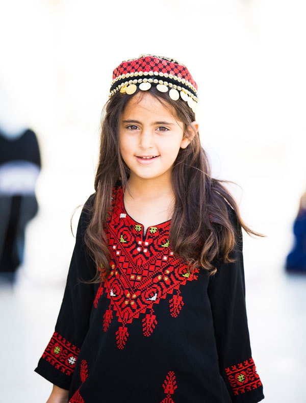 아랍 소녀의 귀여운 미소