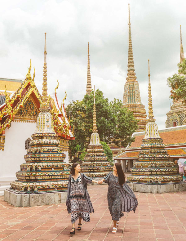 그녀들은 방콕에서 가장 오래 된 사원, 왓 포(Wat Pho)를 걸었다