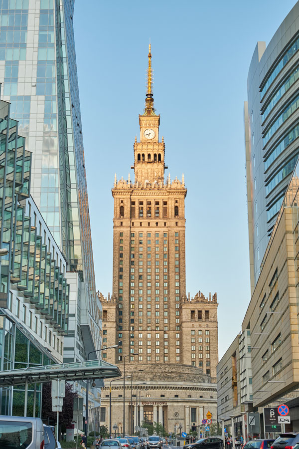 스탈린의 선물이었다는 문화와 과학궁전은 여전히 독보적인 랜드마크지만, 바르샤바의 도심을 채워 가고 있는 현대식 빌딩에 가려질 날이 멀지 않았다