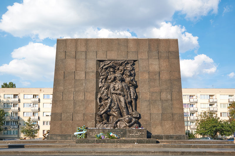 폴린 박물관 맞은편에 있는 바르샤바 게토 영웅 기념비. 1970년 빌리 브란트 서독 총리가 이곳에서 무릎을 끊고 사죄했었다