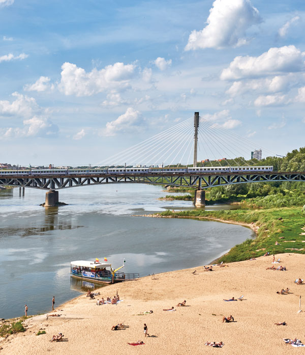 비스와강의 동쪽 사스카 켐파 지역의 모래등에서 일광욕을 즐기는 시민들. 바르샤바에는 이런 강변 비치가 6곳이나 있다