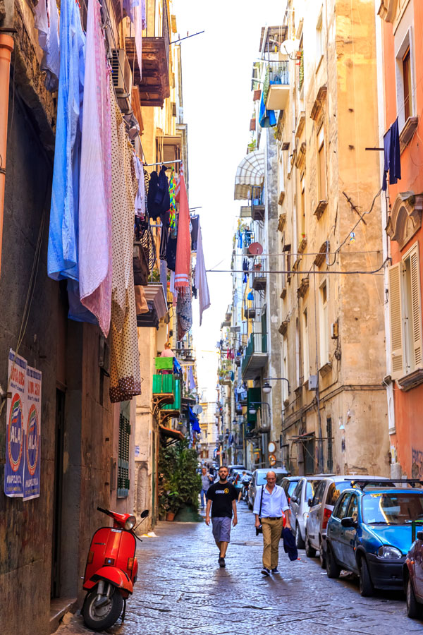나폴리 거리의 전형적인 모습. 창가에널린 빨래들