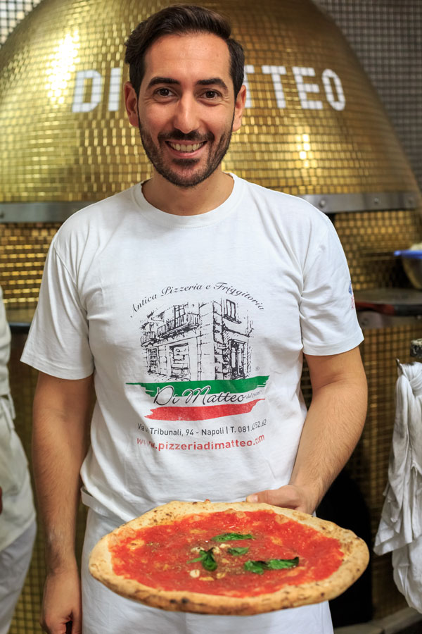 피제리아 디 마테오의 스페셜티인 마리나라 피자. 토마토소스와 오레가노, 마늘, 올리브오일만으로 만든다