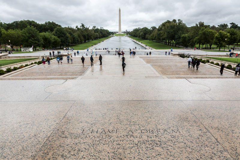 링컨기념관 앞에서 본 워싱턴 기념탑. 바닥에는 마틴 루터 킹 목사의 ‘나에게는 꿈이 있습니다’라는 문구가 적혀 있다