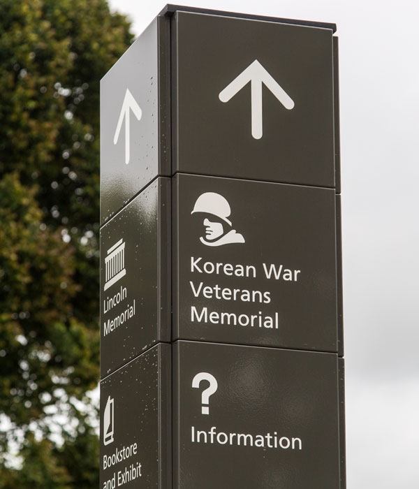 한국전쟁 참전용사 기념공원 방향을 알려 주는 표지석