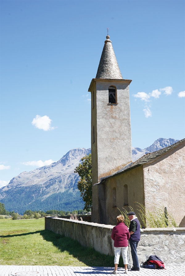 스위스 달력 사진에 자주 등장하는 실스 마리아의 교회