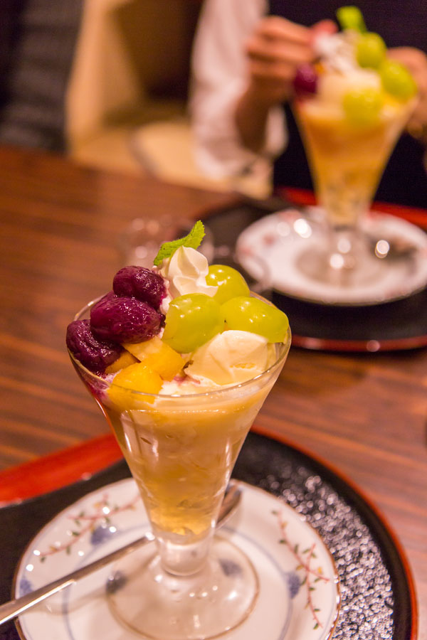 ‘과일의 고장’ 오카야마답게 아낌없이 과일을 올려 낸 오시도차야의 파르페