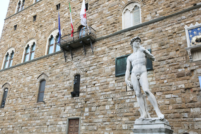 미켈란젤로의 다비드상은 피렌체에서 가장 자주 만날 수 작품이다. 베키오 광장뿐 아니라 미켈란젤로 광장에도 복제품이 있다