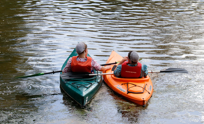그랜드리버Grand River에서 카누를 즐기고 있는 메노나이트의 모습