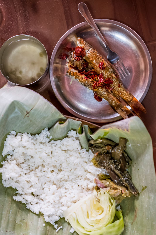 나가포크커리. 손으로 반찬과 쌀밥을 섞어 먹는다. 양념한 생선이나 고기를 곁들인다