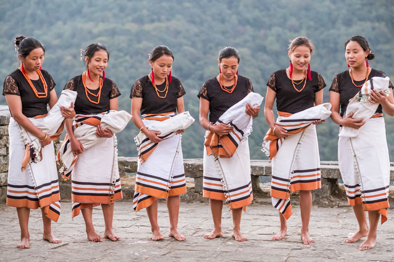 논일을 하던 마을 사람들은 여행자가 오면 공연단이 된다. 단 두 명의 관객을 위해 춤을 추고 노래를 했다