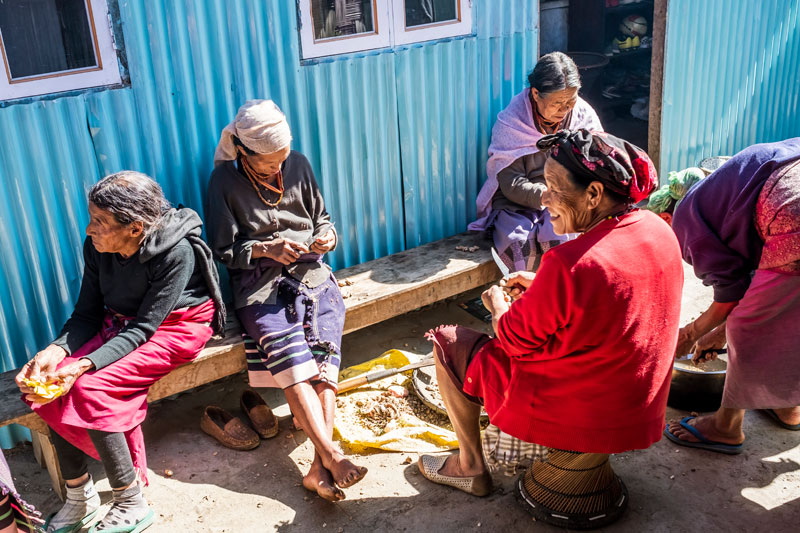 마을 여인들이 모여 음식 준비를 한다