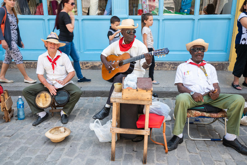 여행자의 흥을 돋우는 밴드 ‘로스 맘비쎄스’의 거리 공연