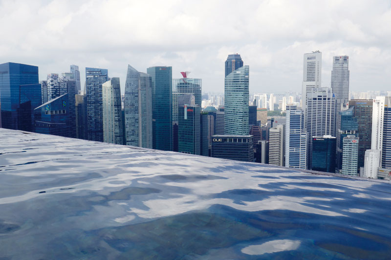 싱가포르의 마천루를 내려다볼 수 있는 마리나 베이 샌즈 수영장은 허공에 떠 있는 것 같다