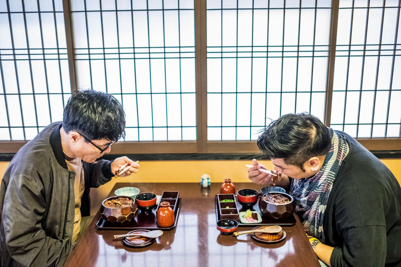 호라이켄에서 히츠마부시를 먹고 있는 박찬일 셰프(왼쪽)와 레이먼 킴 셰프(오른쪽)