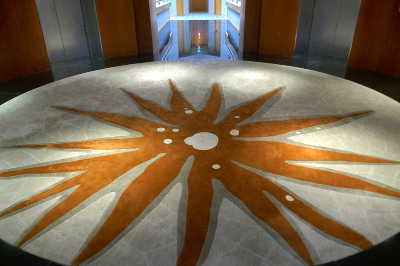 ‘태양의 신전’처럼 보였던 엘리베이터 앞 공간