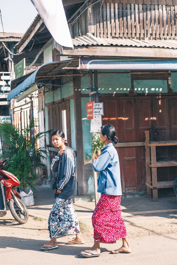 냥우 거리를 걷는 미얀마 여인들