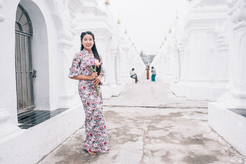 미얀마 전통 옷을 입고 쿠도더 사원을 찾은 미얀마 여인. 하얀색 탑 속에는 부처님의 말씀을 새긴 석판이 들어 있다