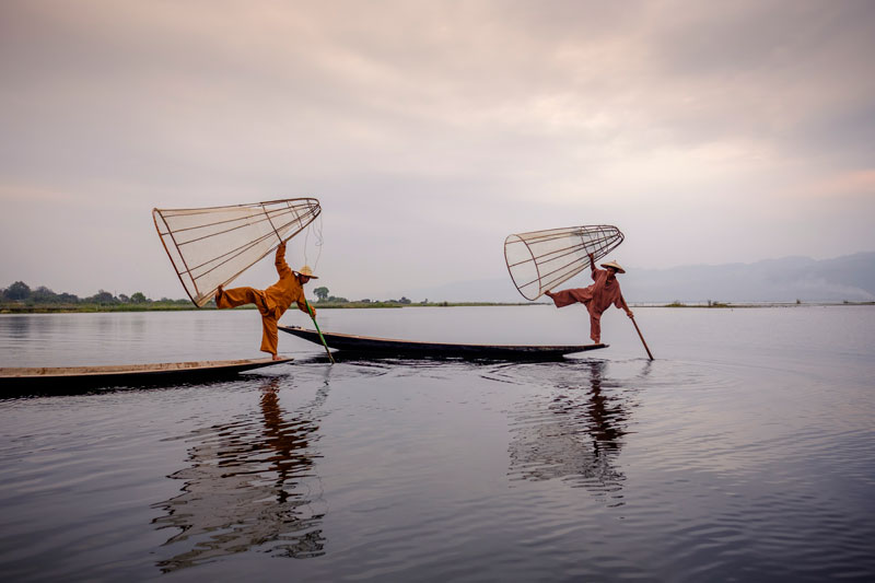 인레 호수에는 발로 배의 노를 젓는 인타족이 살아간다. 이들 대부분은 태어나서 죽을 때까지 호수에 생을 꾸려 간다