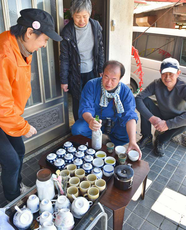 (트래비)여행팀을 위해 집 앞에 사케와 커피를 준비해 준 모모사카 유타카 가와라마치관광협회 사무국장(가운데)