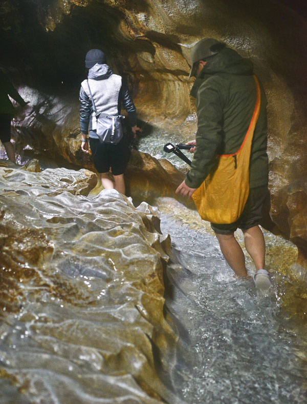 천연 족욕의 재미가 쏠쏠, 히라오다이의 센부쓰 종유동 탐험은 졸졸졸 흐르는 물을 따라 이뤄졌다