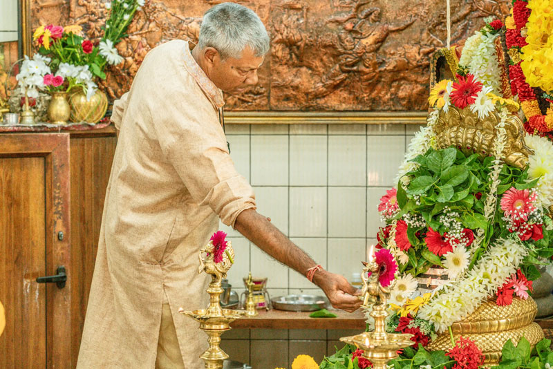 힌두교 승려가 신도들의 기도를 돕고 있다