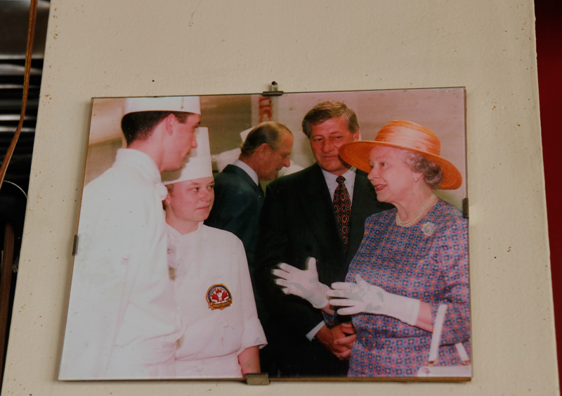 식당 벽에 걸려 있는 ‘엘리자베스 여왕과 타냐’의 사진 