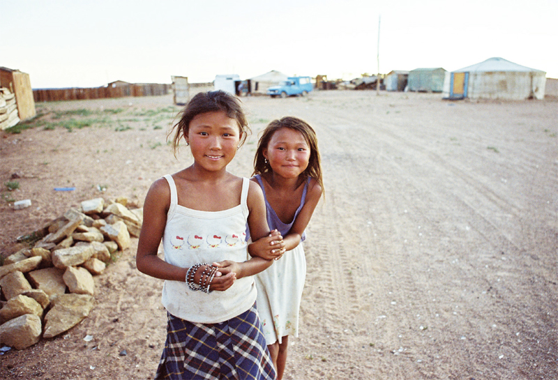 몽골 고비 사막 가는 길에 만난 작은 마을의 아이들